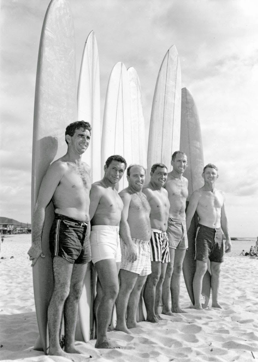 Esquerda para direita: George Downing, Rabbit Kekai, Conrad Canha, Jamma Kekai (irmão do Rabbit), Peter Cole e Wally Froiseth. Makaha International Surfing Championships 1960. Foto: Clarence Maki